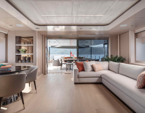 M/Y REVERIE 4