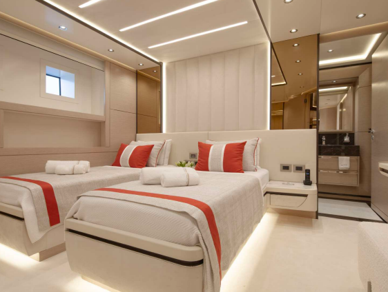 M/Y REVERIE 8