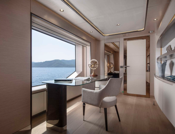 M/Y REVERIE 14
