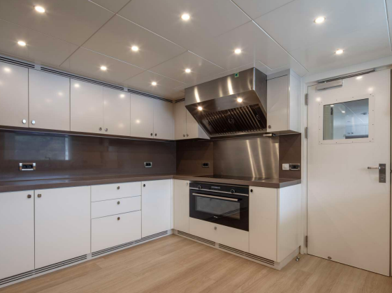 M/Y REVERIE 19