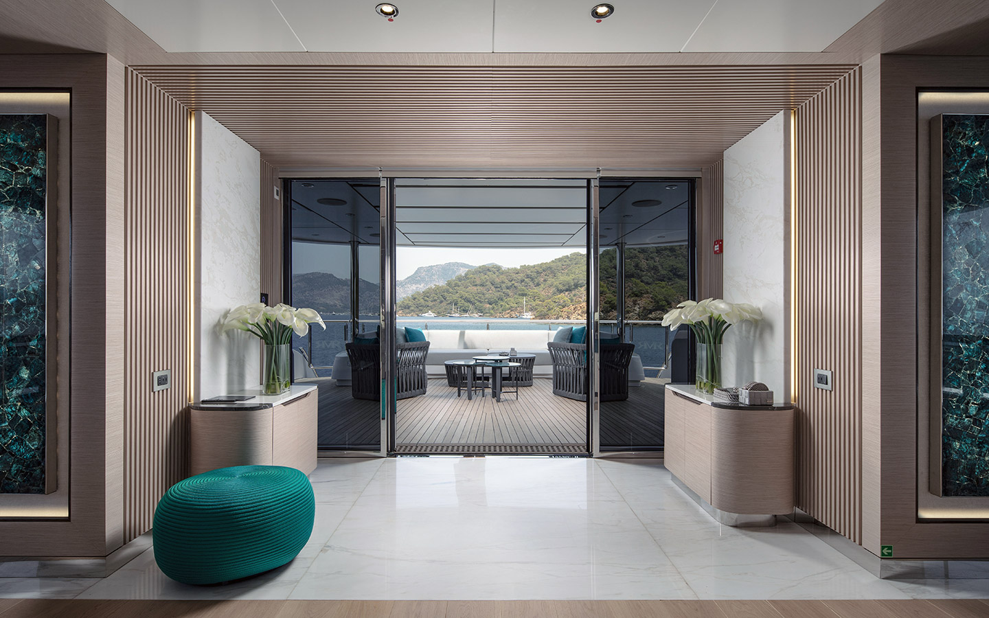 M/Y REVERIE 24
